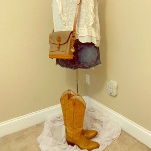 Tan all leather Dooney & Burke crossbody purse.